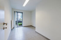 Dit gelijkvloers appartement met twee slaapkamers is gelegen in een rustige, landelijke omgeving vlakbij de Vlaamse grens, in een goed onderhouden mede-eigendom.
Hoewel er momenteel nog geen keuken of badkamer aanwezig is, biedt dit pand veel potentieel. 