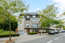 Dit gelijkvloers appartement met twee slaapkamers is gelegen in een rustige, landelijke omgeving vlakbij de Vlaamse grens, in een goed onderhouden mede-eigendom.
Hoewel er momenteel nog geen keuken of badkamer aanwezig is, biedt dit pand veel potentieel. 