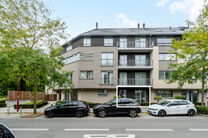 Dit gelijkvloers appartement met twee slaapkamers is gelegen in een rustige, landelijke omgeving vlakbij de Vlaamse grens, in een goed onderhouden mede-eigendom.
Hoewel er momenteel nog geen keuken of badkamer aanwezig is, biedt dit pand veel potentieel. 