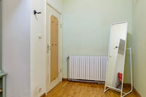 Dit instapklare gelijkvloerse appartement biedt een comfortabele woonervaring met twee slaapkamers, een inpandige garage en een ruime tuin. Het is gelegen in een rustige eenrichtingsstraat in een residentiële wijk van Vilvoorde. Het appartement maakt dee