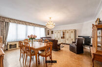 This ground-floor apartment offers 3 bedrooms, a conservatory, a private cellar and a private parking space.

LAYOUT
The central entrance hall provides access to all rooms of the apartment.
The well-maintained parquet flooring extends throughout the entir