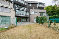 This ground-floor apartment with two bedrooms is located in a peaceful, rural setting close to the Flemish border, within a well-maintained co-ownership.
Although it does not yet have a kitchen or bathroom, the property offers great potential. With all co