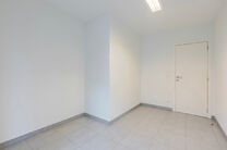 This ground-floor apartment with two bedrooms is located in a peaceful, rural setting close to the Flemish border, within a well-maintained co-ownership.
Although it does not yet have a kitchen or bathroom, the property offers great potential. With all co