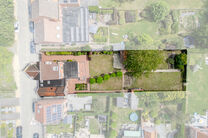 This characterful townhouse in Flemish neo-traditional style, with its stately stepped gable and authentic features, is set on a generous plot of 860 m² in the rural village of Beigem (Grimbergen).

On the ground floor, the entrance hall leads to the liv