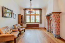 This characterful townhouse in Flemish neo-traditional style, with its stately stepped gable and authentic features, is set on a generous plot of 860 m² in the rural village of Beigem (Grimbergen).

On the ground floor, the entrance hall leads to the liv