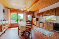 This characterful townhouse in Flemish neo-traditional style, with its stately stepped gable and authentic features, is set on a generous plot of 860 m² in the rural village of Beigem (Grimbergen).

On the ground floor, the entrance hall leads to the liv