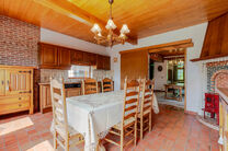 This characterful townhouse in Flemish neo-traditional style, with its stately stepped gable and authentic features, is set on a generous plot of 860 m² in the rural village of Beigem (Grimbergen).

On the ground floor, the entrance hall leads to the liv