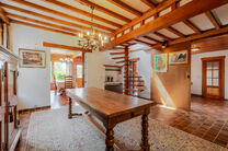 This characterful townhouse in Flemish neo-traditional style, with its stately stepped gable and authentic features, is set on a generous plot of 860 m² in the rural village of Beigem (Grimbergen).

On the ground floor, the entrance hall leads to the liv