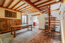 This characterful townhouse in Flemish neo-traditional style, with its stately stepped gable and authentic features, is set on a generous plot of 860 m² in the rural village of Beigem (Grimbergen).

On the ground floor, the entrance hall leads to the liv