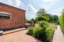 This characterful townhouse in Flemish neo-traditional style, with its stately stepped gable and authentic features, is set on a generous plot of 860 m² in the rural village of Beigem (Grimbergen).

On the ground floor, the entrance hall leads to the liv