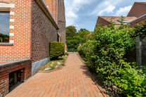 This characterful townhouse in Flemish neo-traditional style, with its stately stepped gable and authentic features, is set on a generous plot of 860 m² in the rural village of Beigem (Grimbergen).

On the ground floor, the entrance hall leads to the liv