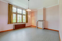 This characterful townhouse in Flemish neo-traditional style, with its stately stepped gable and authentic features, is set on a generous plot of 860 m² in the rural village of Beigem (Grimbergen).

On the ground floor, the entrance hall leads to the liv