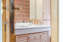 This characterful townhouse in Flemish neo-traditional style, with its stately stepped gable and authentic features, is set on a generous plot of 860 m² in the rural village of Beigem (Grimbergen).

On the ground floor, the entrance hall leads to the liv