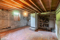 This characterful townhouse in Flemish neo-traditional style, with its stately stepped gable and authentic features, is set on a generous plot of 860 m² in the rural village of Beigem (Grimbergen).

On the ground floor, the entrance hall leads to the liv