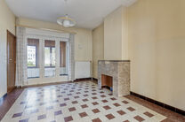 This spacious family home with garage and garden is located in a quiet, green neighbourhood with easy access to Brussels and the Ring.
Ideal for those looking for peace and quiet, while still living close to the city.

The house offers 3 bedrooms (17m² -