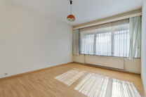 This spacious family home with garage and garden is located in a quiet, green neighbourhood with easy access to Brussels and the Ring.
Ideal for those looking for peace and quiet, while still living close to the city.

The house offers 3 bedrooms (17m² -