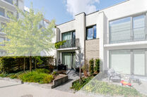 This recent two-bedroom family home with a pleasant terrace/garden is quietly located at the rear of a residential building, right in the center of Brussels. The property is part of a well-maintained co-ownership and includes an underground parking space 