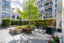 This recent two-bedroom family home with a pleasant terrace/garden is quietly located at the rear of a residential building, right in the center of Brussels. The property is part of a well-maintained co-ownership and includes an underground parking space 