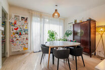 This recent two-bedroom family home with a pleasant terrace/garden is quietly located at the rear of a residential building, right in the center of Brussels. The property is part of a well-maintained co-ownership and includes an underground parking space 