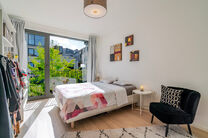 This recent two-bedroom family home with a pleasant terrace/garden is quietly located at the rear of a residential building, right in the center of Brussels. The property is part of a well-maintained co-ownership and includes an underground parking space 