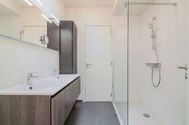 This recent two-bedroom family home with a pleasant terrace/garden is quietly located at the rear of a residential building, right in the center of Brussels. The property is part of a well-maintained co-ownership and includes an underground parking space 