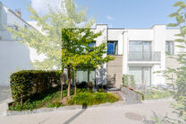 This recent two-bedroom family home with a pleasant terrace/garden is quietly located at the rear of a residential building, right in the center of Brussels. The property is part of a well-maintained co-ownership and includes an underground parking space 