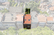 Two-family property consisting of one apartment and one duplex apartment, with garage, garden and terraces.
The building comprises a total of 8 bedrooms and 3 bathrooms.

LAYOUT:
The first floor features a one-bedroom apartment with a 9 m&sup2; terrace. The d