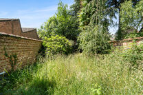 Two-family property consisting of one apartment and one duplex apartment, with garage, garden and terraces.
The building comprises a total of 8 bedrooms and 3 bathrooms.

LAYOUT:
The first floor features a one-bedroom apartment with a 9 m&sup2; terrace. The d