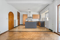 Two-family property consisting of one apartment and one duplex apartment, with garage, garden and terraces.
The building comprises a total of 8 bedrooms and 3 bathrooms.

LAYOUT:
The first floor features a one-bedroom apartment with a 9 m&sup2; terrace. The d