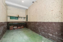 Two-family property consisting of one apartment and one duplex apartment, with garage, garden and terraces.
The building comprises a total of 8 bedrooms and 3 bathrooms.

LAYOUT:
The first floor features a one-bedroom apartment with a 9 m&sup2; terrace. The d