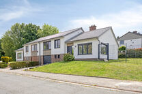 This fully renovated home is located in the sought-after, green and low-traffic Abtsdal neighbourhood, within walking distance of the Grimbergen town centre.
The area is known for its child-friendly character, proximity to schools, shops, recreational fac