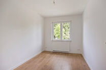 This fully renovated home is located in the sought-after, green and low-traffic Abtsdal neighbourhood, within walking distance of the Grimbergen town centre.
The area is known for its child-friendly character, proximity to schools, shops, recreational fac