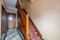 This well-located house near the centre of Grimbergen combines an excellent location with a rural feel.
It offers three bedrooms, a spacious attic of 37m² with potential for two additional rooms, and a large 345m² garden.

LAYOUT:
On the ground floor, t