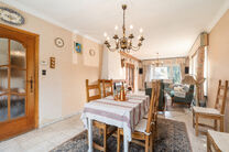 This spacious family home with 5 bedrooms and 2 bathrooms is located in a sought-after residential area in Grimbergen, in a quiet cul-de-sac. The property offers a practical layout, generous volumes and a large garage with basement space, ideal as a hobby