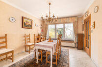 This spacious family home with 5 bedrooms and 2 bathrooms is located in a sought-after residential area in Grimbergen, in a quiet cul-de-sac. The property offers a practical layout, generous volumes and a large garage with basement space, ideal as a hobby