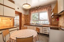 This spacious family home with 5 bedrooms and 2 bathrooms is located in a sought-after residential area in Grimbergen, in a quiet cul-de-sac. The property offers a practical layout, generous volumes and a large garage with basement space, ideal as a hobby