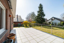 This spacious family home with 5 bedrooms and 2 bathrooms is located in a sought-after residential area in Grimbergen, in a quiet cul-de-sac. The property offers a practical layout, generous volumes and a large garage with basement space, ideal as a hobby