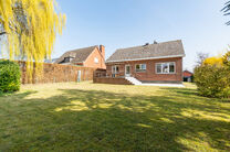 This spacious family home with 5 bedrooms and 2 bathrooms is located in a sought-after residential area in Grimbergen, in a quiet cul-de-sac. The property offers a practical layout, generous volumes and a large garage with basement space, ideal as a hobby