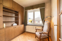 This spacious family home with 5 bedrooms and 2 bathrooms is located in a sought-after residential area in Grimbergen, in a quiet cul-de-sac. The property offers a practical layout, generous volumes and a large garage with basement space, ideal as a hobby