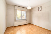 This spacious family home with 5 bedrooms and 2 bathrooms is located in a sought-after residential area in Grimbergen, in a quiet cul-de-sac. The property offers a practical layout, generous volumes and a large garage with basement space, ideal as a hobby