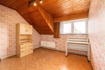 This spacious family home with 5 bedrooms and 2 bathrooms is located in a sought-after residential area in Grimbergen, in a quiet cul-de-sac. The property offers a practical layout, generous volumes and a large garage with basement space, ideal as a hobby