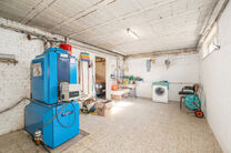 This spacious family home with 5 bedrooms and 2 bathrooms is located in a sought-after residential area in Grimbergen, in a quiet cul-de-sac. The property offers a practical layout, generous volumes and a large garage with basement space, ideal as a hobby