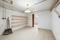 This spacious family home with 5 bedrooms and 2 bathrooms is located in a sought-after residential area in Grimbergen, in a quiet cul-de-sac. The property offers a practical layout, generous volumes and a large garage with basement space, ideal as a hobby