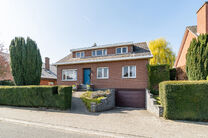 This spacious family home with 5 bedrooms and 2 bathrooms is located in a sought-after residential area in Grimbergen, in a quiet cul-de-sac. The property offers a practical layout, generous volumes and a large garage with basement space, ideal as a hobby