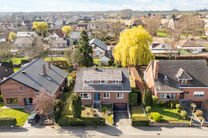 This spacious family home with 5 bedrooms and 2 bathrooms is located in a sought-after residential area in Grimbergen, in a quiet cul-de-sac. The property offers a practical layout, generous volumes and a large garage with basement space, ideal as a hobby