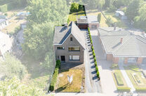 This spacious and move-in-ready home with three bedrooms is ideally located on a 10a 60ca plot, offering easy access to both Mechelen and Brussels.

House layout
Ground floor

Upon entering through the entrance hall, you will find a staircase leading to t