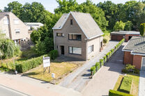 This spacious and move-in-ready home with three bedrooms is ideally located on a 10a 60ca plot, offering easy access to both Mechelen and Brussels.

House layout
Ground floor

Upon entering through the entrance hall, you will find a staircase leading to t