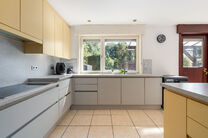 This spacious and move-in-ready home with three bedrooms is ideally located on a 10a 60ca plot, offering easy access to both Mechelen and Brussels.

House layout
Ground floor

Upon entering through the entrance hall, you will find a staircase leading to t