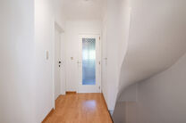This spacious and move-in-ready home with three bedrooms is ideally located on a 10a 60ca plot, offering easy access to both Mechelen and Brussels.

House layout
Ground floor

Upon entering through the entrance hall, you will find a staircase leading to t
