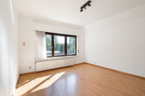 This spacious and move-in-ready home with three bedrooms is ideally located on a 10a 60ca plot, offering easy access to both Mechelen and Brussels.

House layout
Ground floor

Upon entering through the entrance hall, you will find a staircase leading to t